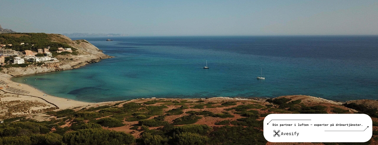 Drönarfoto på stranden Cala Mesquida, norra Mallorca